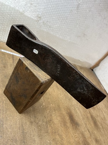 Hache forgée outil ancien - hache,